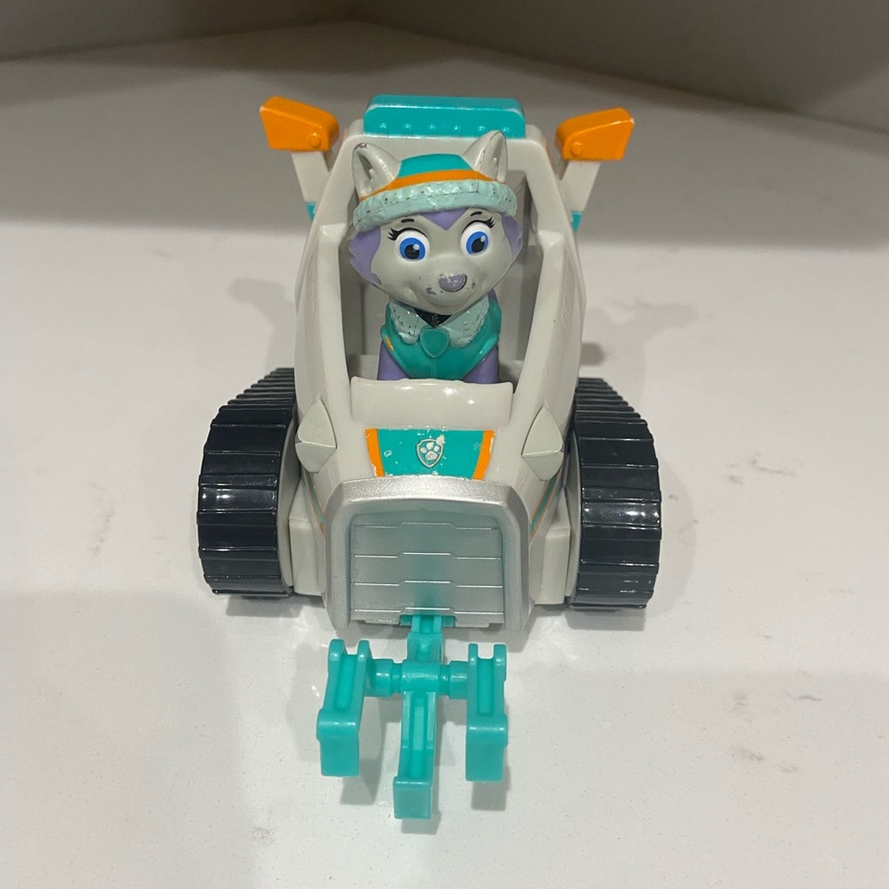 Paw Patrol Everest snowmobile with retractable grappling hook